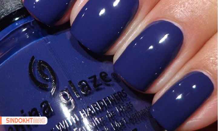 لاک مناسب با پوست روشن - لاک آبی روشن و کاربنی