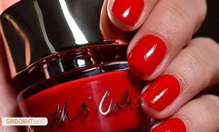 لاک مناسب رنگ پوست برنزه - لاک آبی روشن و کاربنی